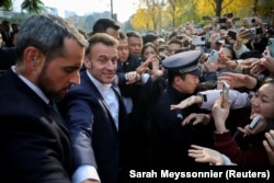 Президент Франції Емманюель Макрон вітає студентів під час відвідування Сичуанського університету в Ченду, провінція Сичуань, під час триденного візиту до Китаю, 5 грудня 2025 року