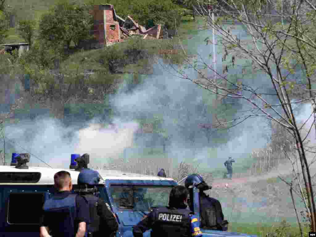 Ndërtimet në Kroin e Vitakut - Rindërtimi i shtëpive në lagjen Kroi i Vitakut është përcjellë me incidente, për shkak të kundërshtimit që i kanë bërë këtij procesi banorët lokalë serbë. Incidentet në veri kanë nxitur madje edhe reagimin e Bashkimit Evropian, i cili ka dënuar dhunën.