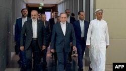 Иранскиот министер за надворешни работи, Абас Аракчи (во средината), пристигнува на состанок со американски претставници во Оман, 6 февруари.