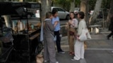 گروهی از زنان جوان در حال نوشیدن قهوه در خیابانی در شمال تهران