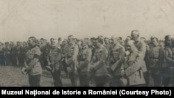 Regele Ferdinand I trece în revistă trupele române, 1917. Sursa: Expoziția Marele Război, 1914-1918