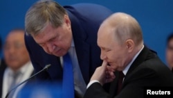 Напередодні помічник Путіна Юрій Ушаков заявив, що представників європейських держав не планують запрошувати на майбутні тристоронні переговори України, США й Росії, які планують провести в Абу-Дабі в листопаді