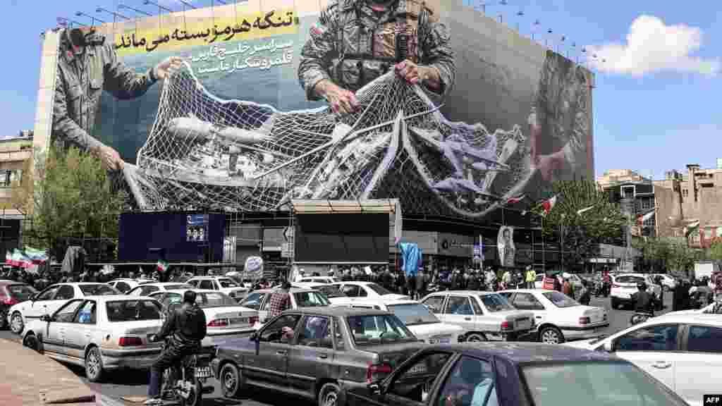 Nakon što je objavljen dvosedmični prekid vatre, veliki bilbord na Trgu revolucije u Teheranu i dalje je poručivao "Hormuški moreuz ostaje zatvoren". Prema sporazumu, Iran je trebalo da ponovo otvori ovu ključnu pomorsku rutu za globalni izvoz nafte i gasa iz Perzijskog zaljeva, ali je samo mali broj brodova uspijevao proći.