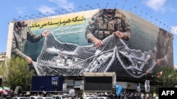 Білборд з надпісам «Армуская пратока застаецца закрытай» на плошчы Рэвалюцыі ў Тэгеране, 8 красавіка 2026 году