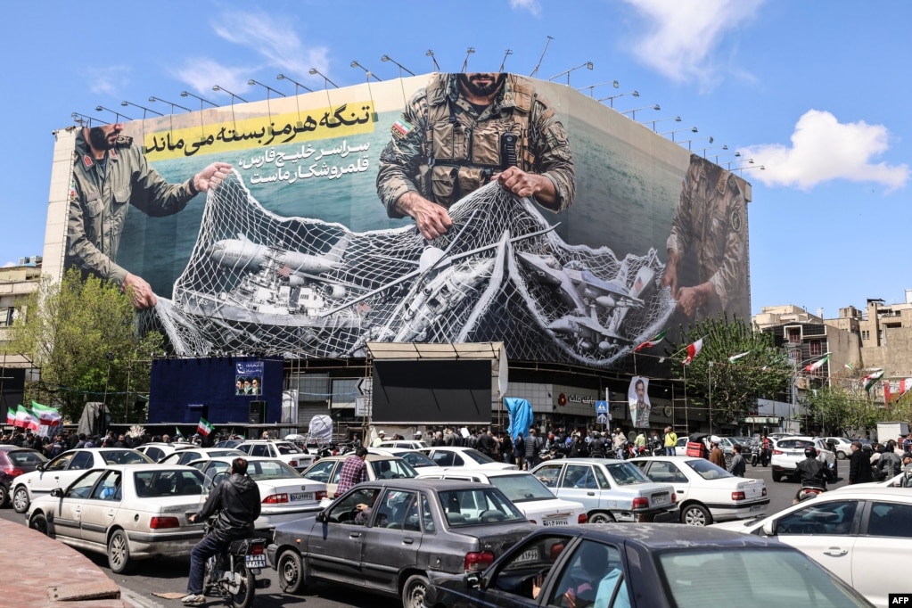 Pasi u arrit marrëveshja e armëpushimit, një bildord i madh ende gjendet në Sheshin e Revolucionit në Teheran ku shkruan: “Ngushtica e Hormuzit mbetet e mbyllur”. Sipas marrëveshjes, Irani duhej të rihapte rrugën vitale të transportit kyç global të naftës dhe gazit, por vetëm pak anije po kalojnë përmes ngushticës.