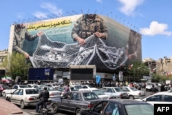 Рекламный щит с лозунгом "Ормузский пролив остается закрытым" на площади Исламской революции в Тегеране, после того, как США и Иран договорились о двухнедельном прекращении огня. 8 апреля 2026 года