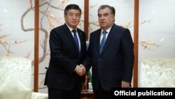 Президенты Кыргызстана и Таджикистана Сооронбай Жээнбеков и Эмомали Рахмон. Циндао, 9 июня 2018 года.