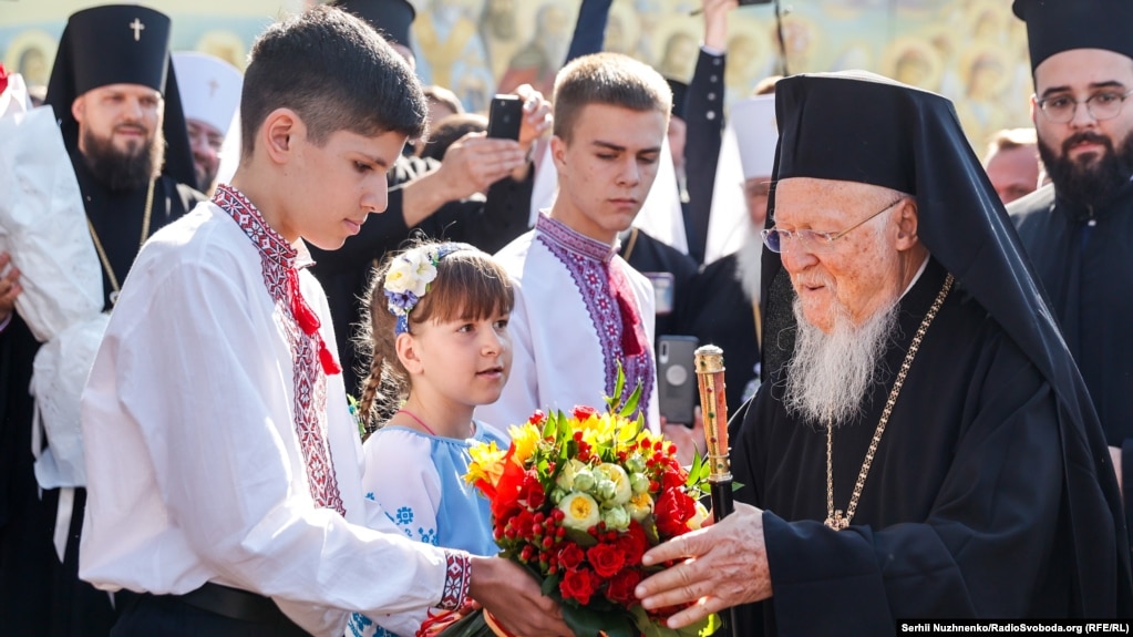 Діти вітають Вселенського патріарха Варфоломія біля Михайлівського Золотоверхого монастиря ПЦУ в Києві, 21 серпня 2021 року