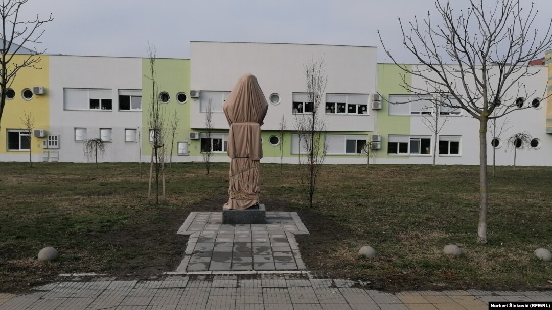 Otkrivanje spomenika kasnilo je zbog epidemije COVID-19.