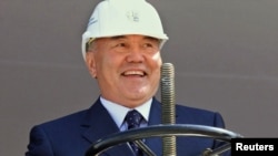 Kazakhstan -- President Nursultan Nazarbaev turns a valve to open the hydrocarbons Processing Complex in Karachaganak, 01Aug2003