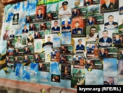 Плакат с фотографиями и текстами о российских военных, воевавших против Украины. Крым, Феодосия, январь 2026 года