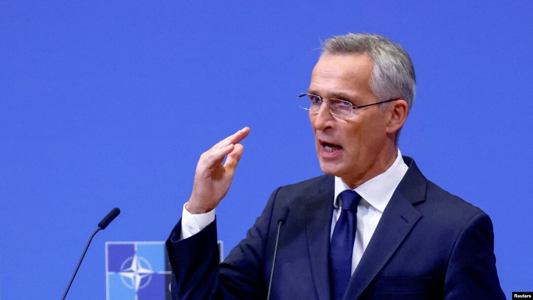 „Și Rusia a folosit muniții cu dispersie pentru a invada o altă țară. Ucraina folosește muniții cu dispersie pentru a se apăra”, a spus șeful NATO, Jens Stoltenberg pentru a tranșa problema etică a folosirii acestor muniții pusă în discuție de raportul HRW
