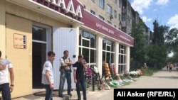 Актөбөдө белгисиз адамдар кол салган "Паллада" курал дүкөнү.