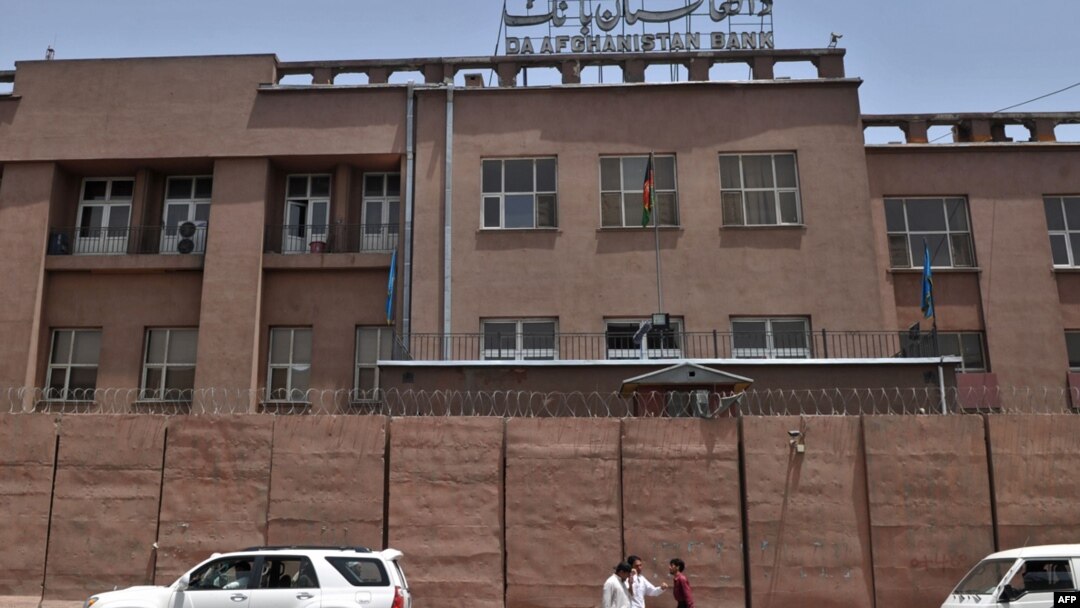 People walk past Da Afghanistan Bank in Kabul. (file photo)