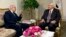 Египеттин утурумдук президенти Адли Мансур (оңдо) оппозициянын лидери Мухаммед ал-Барадей менен Каирдеги президенттик резиденцияда жолугушууда, 6-июль, 2013 