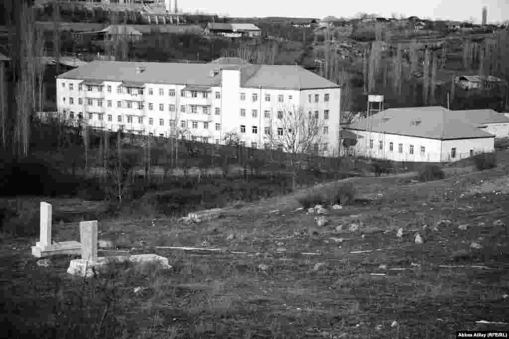 Arzu olunmadığımız Ruhi Əsəb Dispanserliyindən ayrılırıq. Qayıdarkən xəstəxananın arxasındakı məzarlığı görüb ora gedirik. Xəstəxanada müailəcə olunanlar və qorunanlar vəfat etdikdə bu məzarlıqda dəfn edilir. Təbii ki, yaxını və himayəçisi olmayanlar.