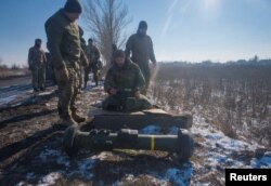 Український військовослужбовець готує ракетний комплекс Javelin до стрільби біля міста Лиман. Донеччина, 23 лютого 2023 року