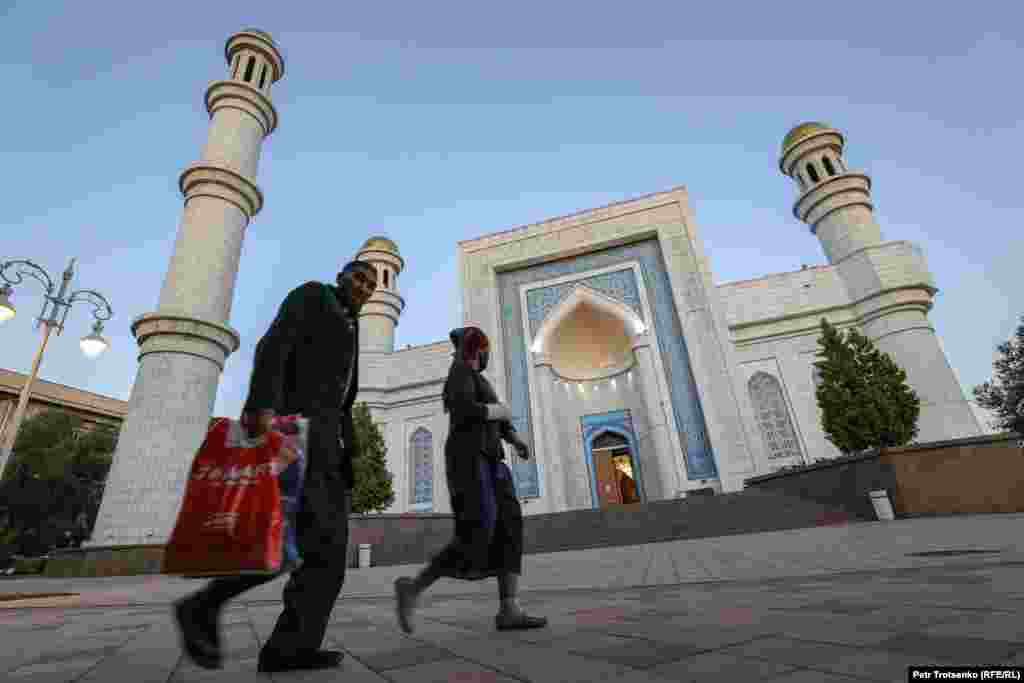 Ранним утром, перед восходом солнца, у центральной мечети Алматы действительно было безлюдно. Встречались лишь редкие прохожие да немногочисленные молящиеся прямо на улице люди. Впрочем, некоторые заходили и в мечеть