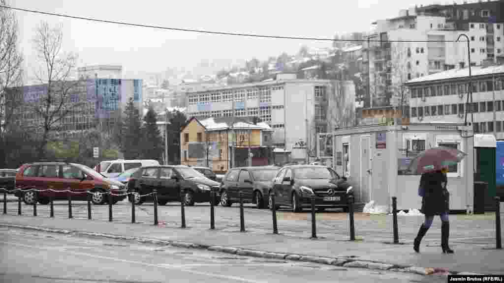 Automobili ispred punkta za drive-in testiranje u naselju Marijin Dvor, 16. mart 2016