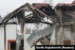 Një zjarrfikës në kulin e djegur të shtëpisë së pleqve në periferi të Beogradit, 20 janar.