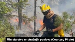 Kako se dodaje, na gašenju požara angažovani su vatrogasci – spasioci iz 13 organizacionih jedinica MUP Srbije