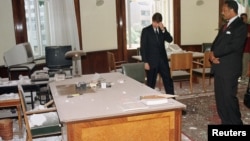 Džesi Džekson i Rod Blagojević u kancelariji tadašnjeg jugoslovenskog ministra spoljnih poslova Živorada Jovanovića, oštećenoj u NATO bombardovanju obližnjeg Generalštaba, 1. maj. 1999.