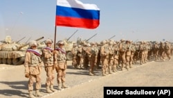 Российские войска перед началом совместных военных учений с Таджикистаном и Узбекистаном к северу от таджикской границы с Афганистаном 10 августа.