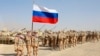 Російські військові вишиковуються перед початком спільних військових навчань із військовослужбовцями Таджикистану та Узбекистану на північ від кордону Таджикистану з Афганістаном, 10 серпня 2021 року