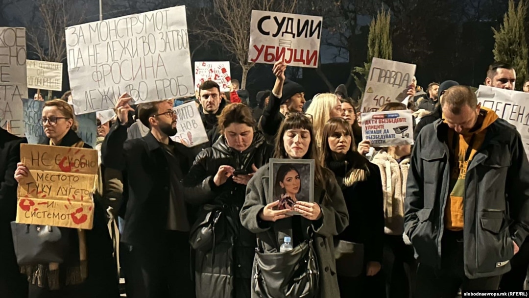 Сестрата на загинатата Фросина Кулакова на протестот „Правда за Фросина“, Скопје, 0202.2025 година