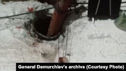 ფოტო მიმოწერიდან, რომელშიც რომან დემურჩიევი წერს, რომ ყურებისგან „გირლიანდის“ გაკეთებას გეგმავს.