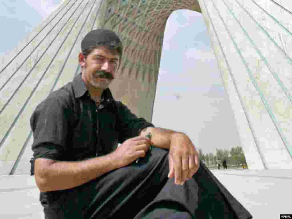 میدان آزادی... از همه جا و همه کس دور این میدان جمع می‌شوند