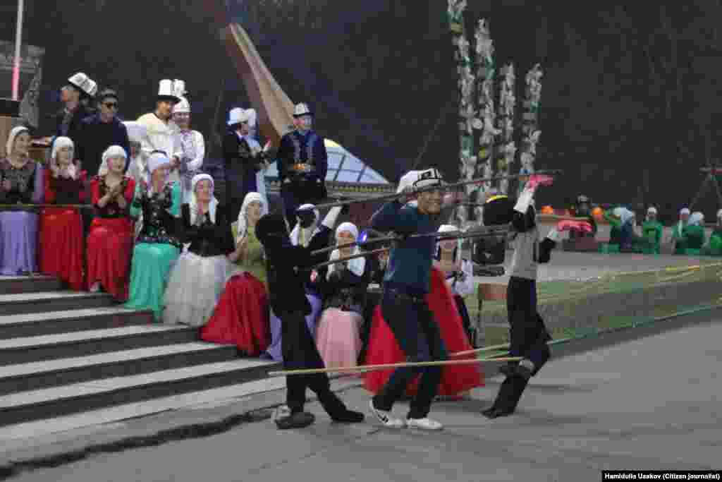 Улуттук кийимчен майрамдап жатышкан улан-кыздар.