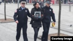 Апсење на Сузана Радановиќ, која протестираше, барајќи правда за убиството на нејзиниот син Давид Драгичевиќ