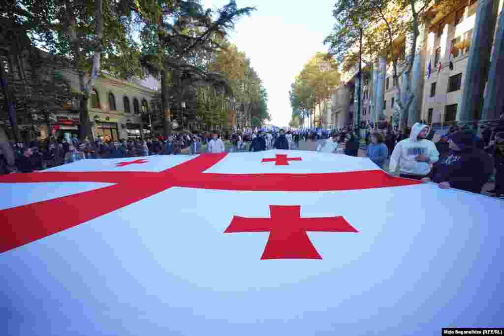 Pristalice su tokom marša nosile ogromnu gruzijsku zastavu. Parlamentarni izbori zakazani su za 26. oktobar. Za opoziciju, glasanje predstavlja izbor između Zapada i Rusije.