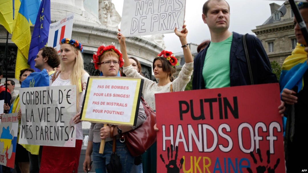 Демонстрация в Париже против поставки Францией вертолетоносцев "Мистраль" в Россию, 13 июля 2014 года