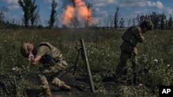 Українські військові ведуть вогонь з міномета по російських позиціях на передовій поблизу Бахмута Донецької області, 12 серпня 2023 року