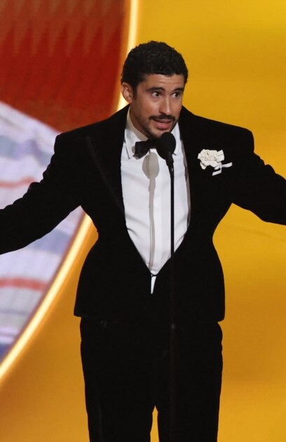 Той е един от най слушаните съвременни изпълнители Песните и