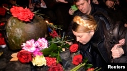 Юлия Тимошенко возлагает цветы на место убийства участника акций протеста