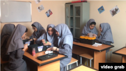 Robotikát tanuló afgán lányok óra közben 2017-ben