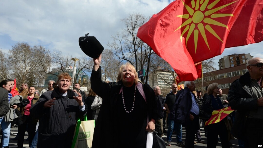 Архивска фотографија: Протест пред Собранието против законот за јазиците