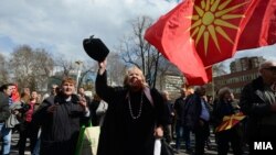 Архивска фотографија: Протест пред Собранието против законот за јазиците