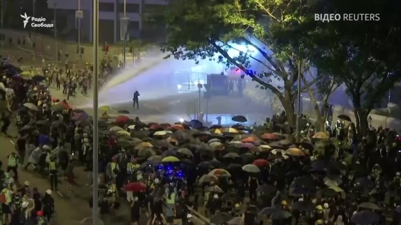 Вадамёты і сьлезацечны газ: чарговая ноч сутычак у Ганконгу. ВІДЭА