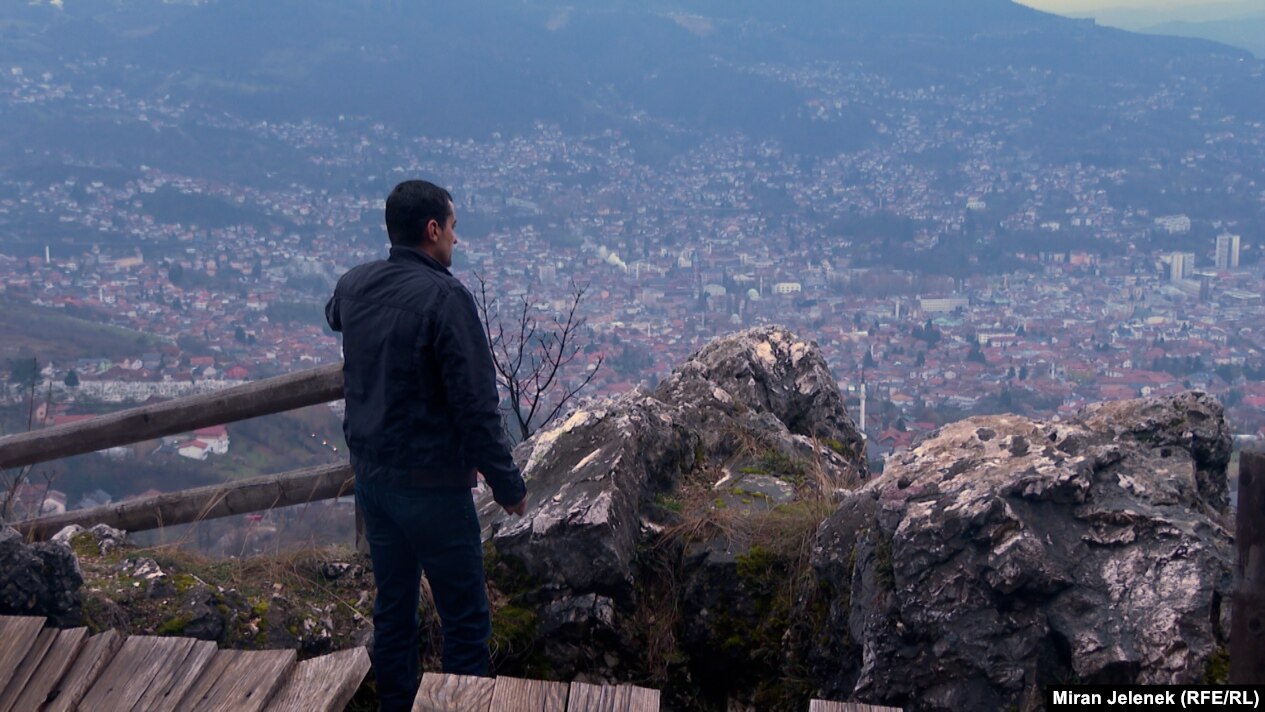 Elvedin Suliq në vendin prej ku u plagos nga një snajper.
