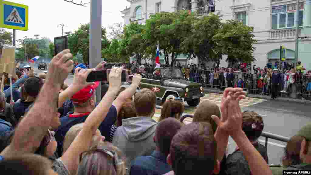 Військові автомобілі під російськими прапорами проїжджають вулицями Севастополя