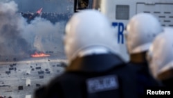 Protestuesit përballen me policinë kundër trazirave që qëndrojnë në vijë, gjatë protestës antiqeveritare të studentëve në Tiranë, Shqipëri, më 17 tetor 2026.