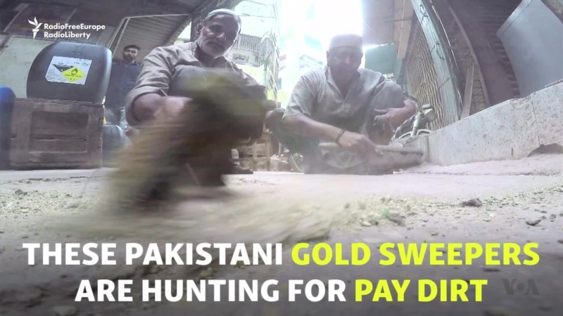 Pakistani Pay Dirt: Sweeping Karachi's Streets For Gold