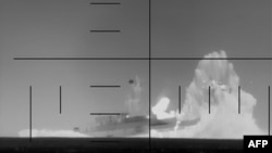 CAptură dintr-o filmare publicată de Pentagon care arată momentul în care un submarin american lovește și scufundă o navă militară iraniană în Oceanul Indian.