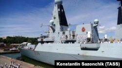 Британский эсминец HMS Defender зашел в порт Одессы перед мирным проходом в территориальных водах Украины у берегов Крыма, 18 июня 2021 года