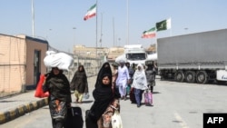 تفتان،د پاکستان او ایران ترمینځ پوله ، پاکستاني زیارت کوونکي خپل هیواد ته د ستنیدو په حال کې ، ارشیف