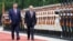 Владимир Путин и председатель КНР Си Цзиньпин осматривают почётный караул во время церемонии приветствия в Доме народных собраний (китайском парламенте) в Пекине, 20 мая 2026 года